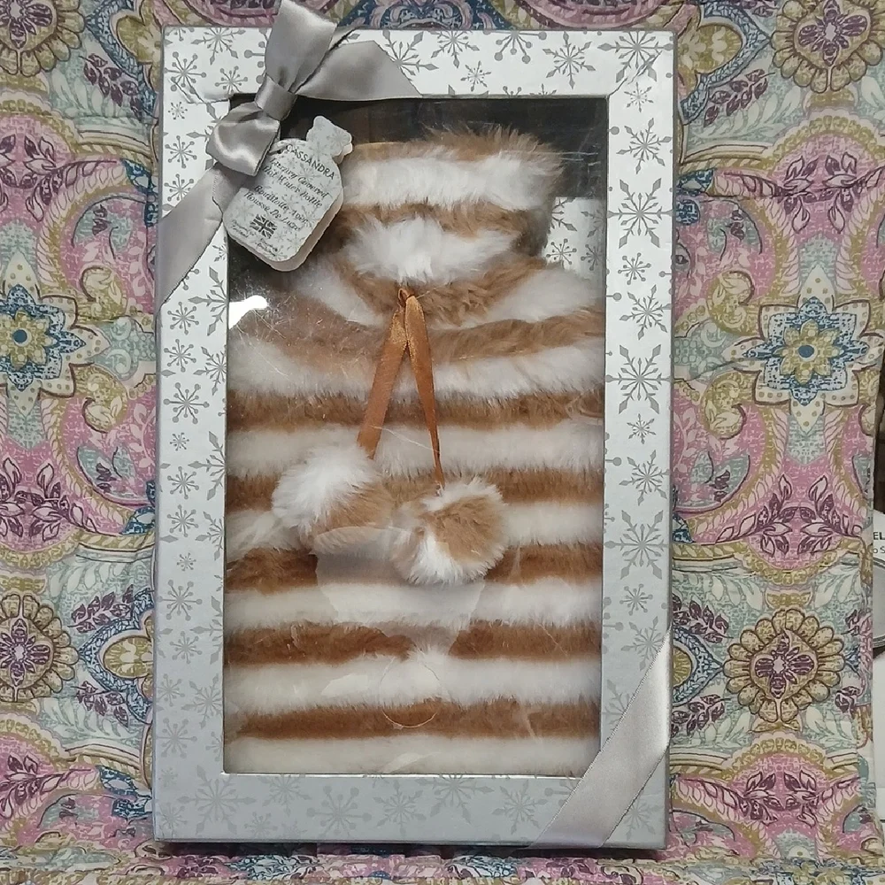 🦋SOOTH YOUR ACHES WITH LUXURY & SOFTNESS🦋 Cassandra Luxury Hot Water Bottle - Picture 2 of 3